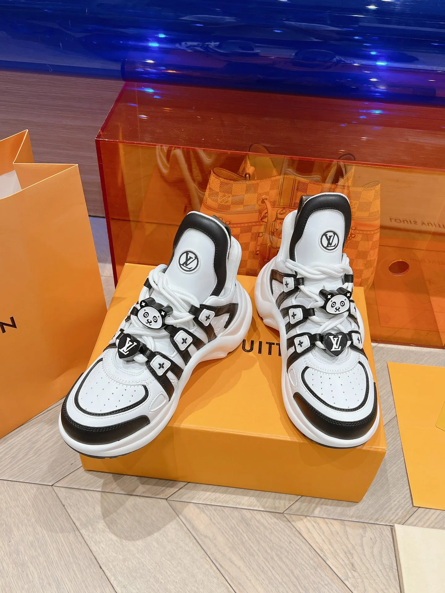 👟👟Ex-factory price 720👟👟 LV 2024 new model, Chinese Valentine's Day limited edition, fresh and refined colors, each color is equipped with different buckles, each with its own unique charm.  Cowhide color-blocked ventilated arch bridge dad shoes. Wear them for travel and dates, and you will be the center of attention.  Code number: 35-40 (41 customized)